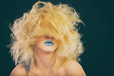 mavi dudaklı sarışın