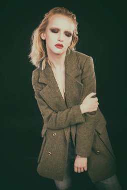 Yeşil ceketli sarışın manken.