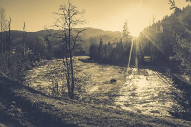 Güzel dağ nehir, muhteşem manzara