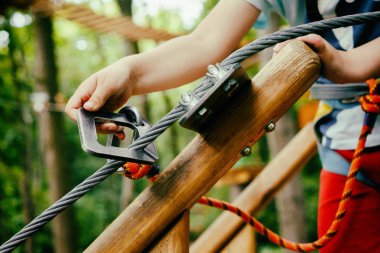 Halat Parkı çocuk tırmanıyor