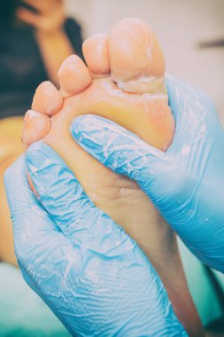 Usta ayak masajı yapıyor.