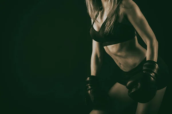 Sexy fitness mulher no fundo preto — Fotografia de Stock