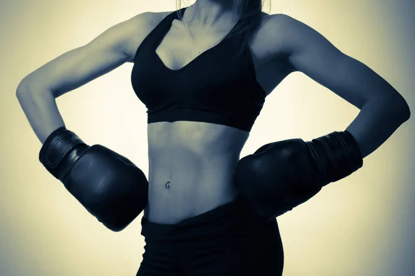 Menina em luvas de boxe no estúdio — Fotografia de Stock