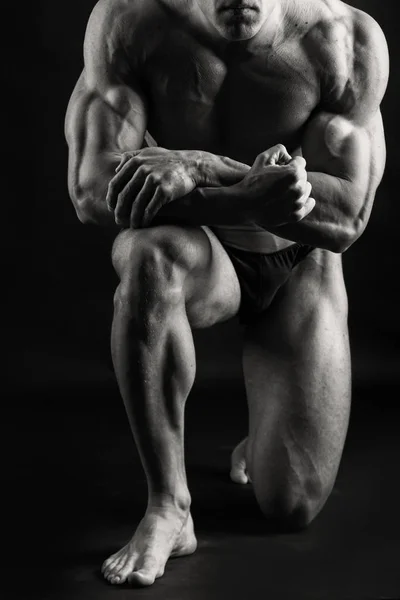 Male showing muscles — Stock Photo, Image