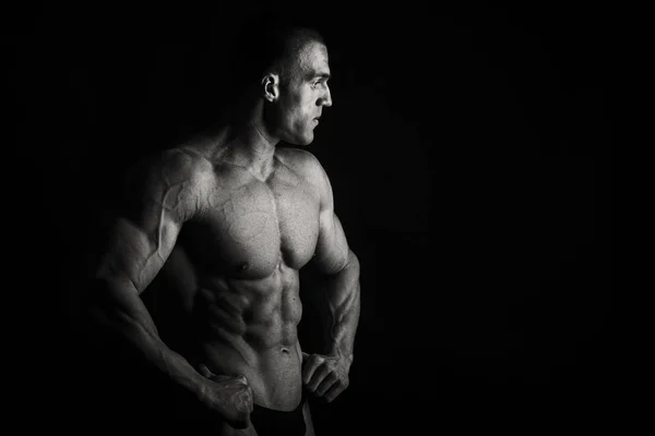 Kulturista, ukazující jeho záda a biceps svaly, osobní fitness — Stock fotografie