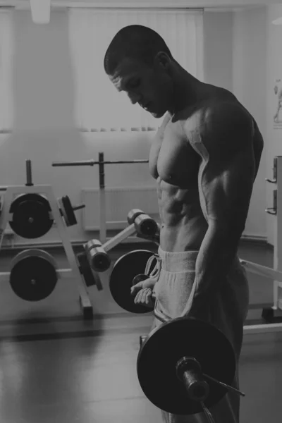 Utbildning processen män på gymmet — Stockfoto