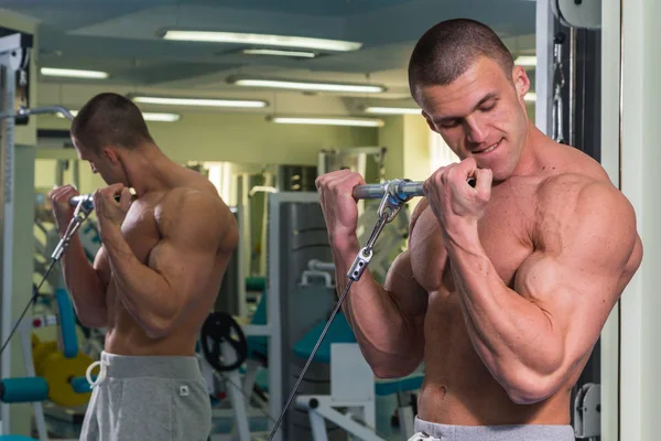 Proceso de entrenamiento de hombres en el gimnasio — Foto de Stock