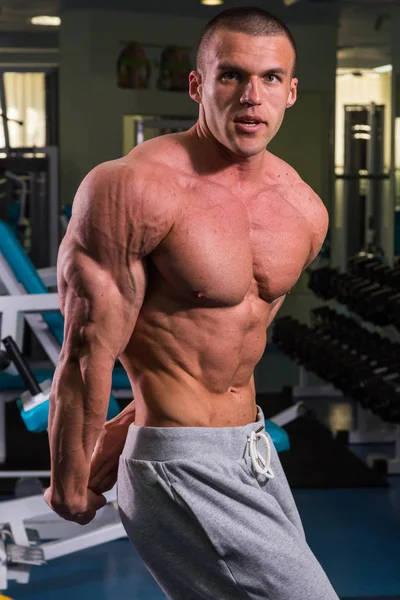 Proceso de entrenamiento de hombres en el gimnasio — Foto de Stock