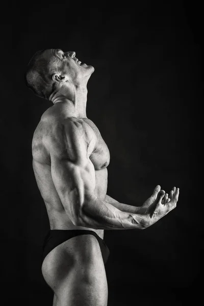 Мужчина показывает мышцы — стоковое фото