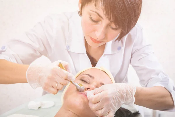 Personas, belleza, spa, cosmetología y cuidado de la piel concepto — Foto de Stock