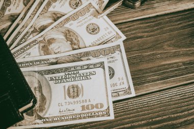 cüzdan ve araba anahtarları dolar