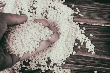 ahşap bir masa üzerinde pirinç