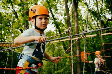 Çocuk bir kolye park tırmanıyor