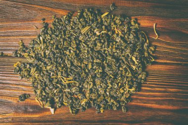 Ahşap arka planda yeşil çay