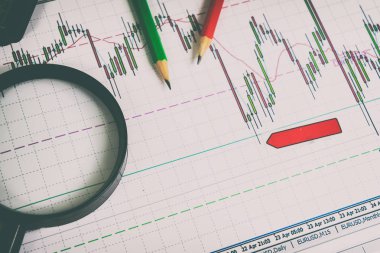 Mali grafik Büyüteç ve kalemler