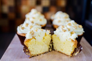 bir tepsi üzerinde pek çok güzel pastalar