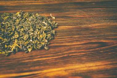 Ahşap arka planda yeşil çay