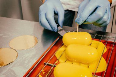 Kek sarı buzlanma ile hazırlanması