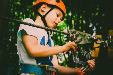 Çocuk bir kolye park tırmanıyor