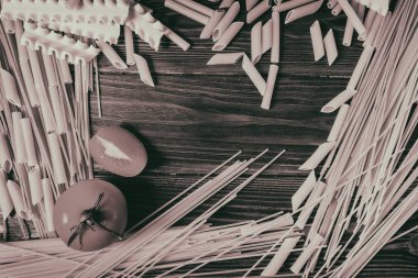 Domates ahşap arka plan ile makarna