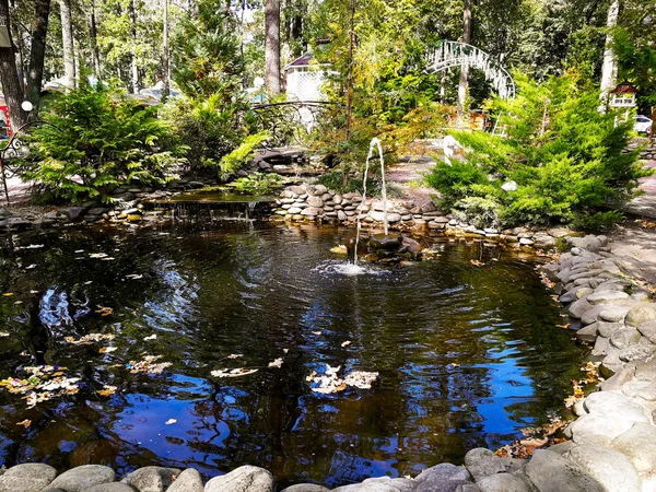 Teich mit Springbrunnen — Stockfoto