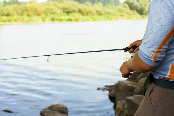 O pescador está pescando no lago — Fotografia de Stock