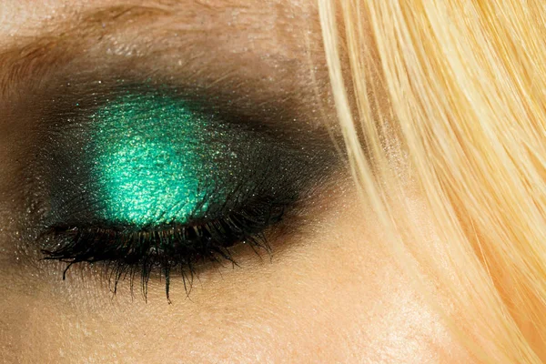 Maquillaje de ojos con sombras verdes — Foto de Stock