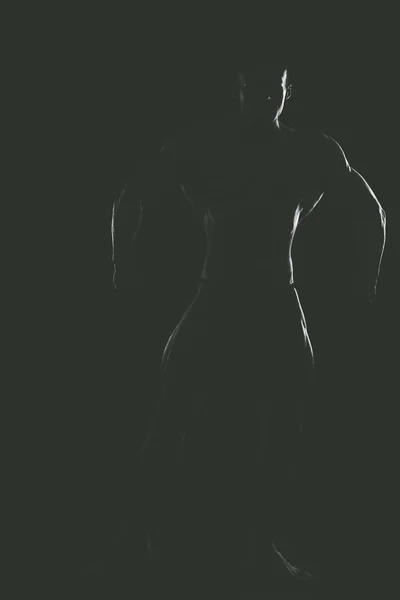 Bodybuilder auf schwarz — Stockfoto