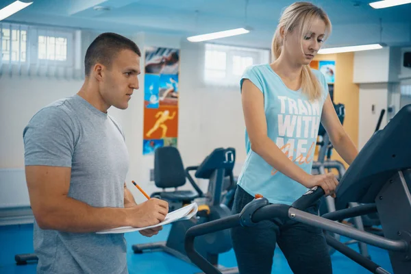 Coach en client op de sportschool — Stockfoto