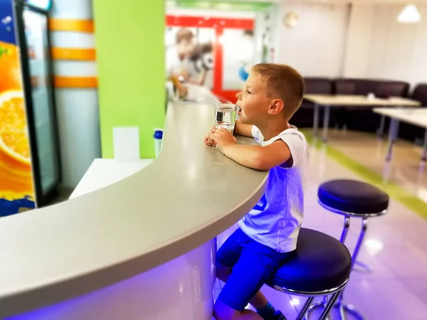 Menino em um bar de esportes — Fotografia de Stock