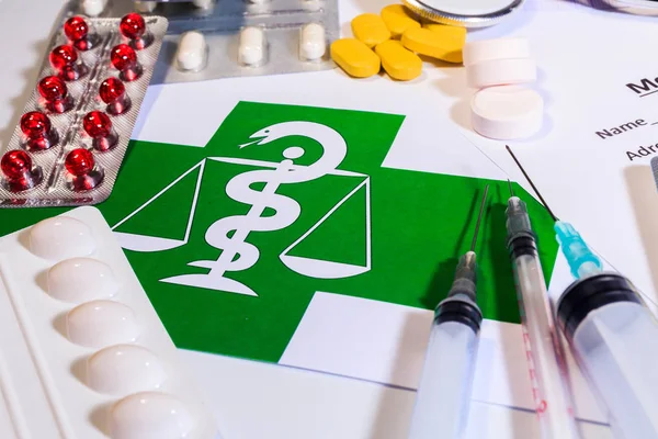 Egészségügyi felszerelések: tabletták, fecskendők — Stock Fotó
