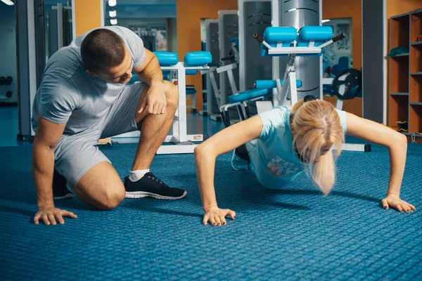 Coach and client at the gym — Stock Photo, Image