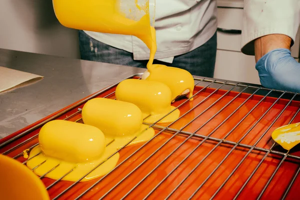 Preparación de brownies con glaseado amarillo — Foto de Stock