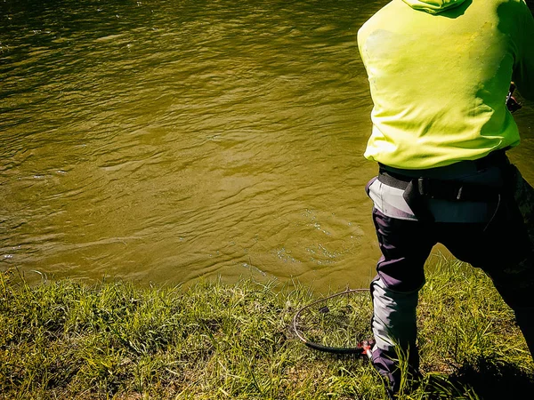 Pesca de spinning activa en el río — Foto de Stock