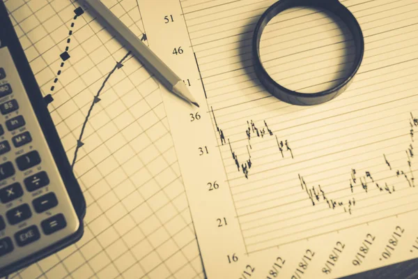 テーブルの上の金融チャート — ストック写真