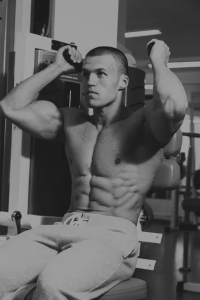 체육관에서 훈련 과정 남자 — 스톡 사진