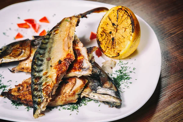 Вареная рыба на тарелке — стоковое фото