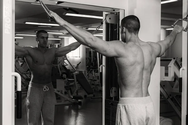 强壮的男人在健身房 — 图库照片
