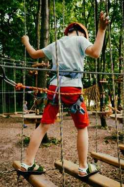 Çocuk bir kolye park tırmanıyor