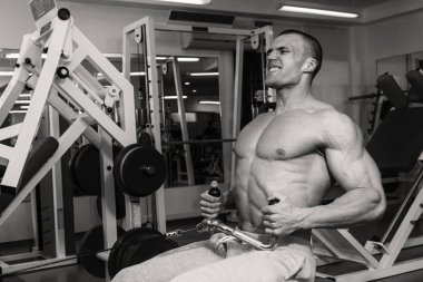 spor olarak güçlü bir adam