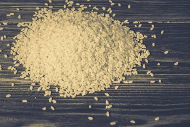 ahşap bir masa üzerinde pirinç