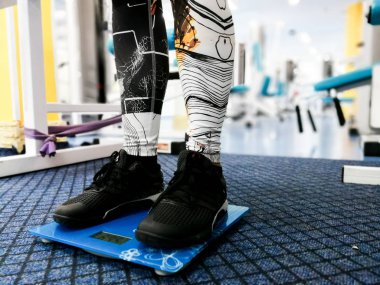 spor salonunda terazi üzerinde ayaklar