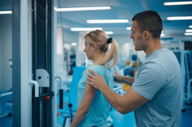 Kişisel eğitim kavramı. Koç ve istemci jimnastik salonu