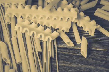 Ahşap bir masa üzerinde makarna