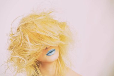 Seksi sarışın bir ceket