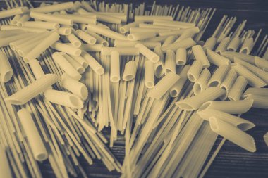 Ahşap arka planda farklı türde makarna.