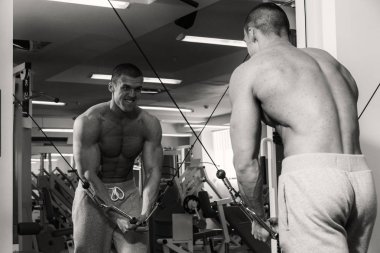 spor olarak güçlü bir adam