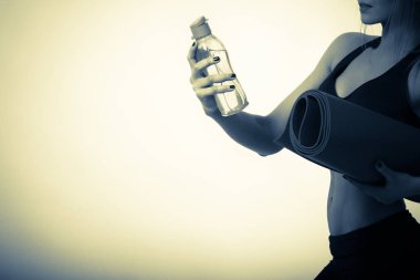 dambıllı bir spor figürü ile kız