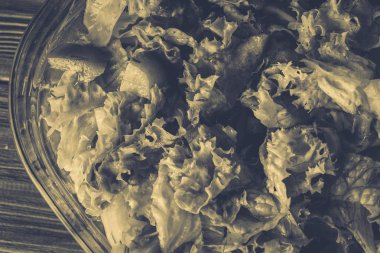 Ahşap bir zemin üzerine yeşil sebze salatası