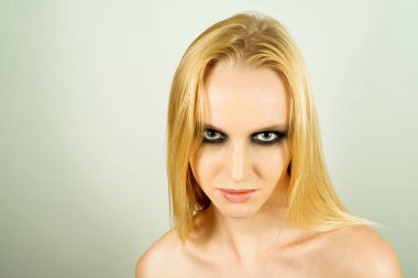 Makyaj yeşil gölgeler ile